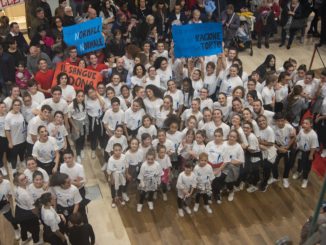 Flash mob, Collestrada, in cento danzano contro violenza donne