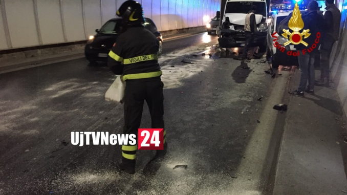 Incidente stradale in galleria sul Raccordo coinvolto pullman ragazzini [Foto]