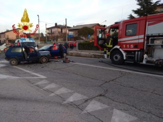 Incidente stradale a Gualdo Tadino, scontro tra due auto sulla Flaminia