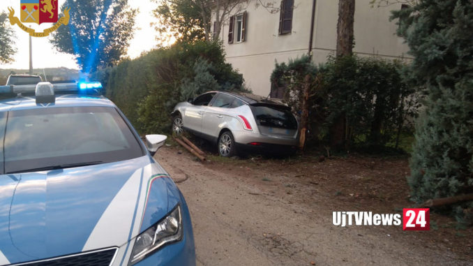 Fuga in auto, due spacciatori si schiantano su paletti e alberi, arrestati