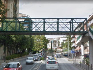 Chiuso ponte pedonale che collega due quartieri, giovedì altro sopralluogo