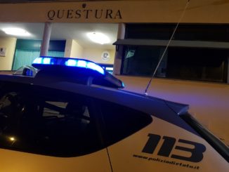 Tossicodipendente con forbici in mano minaccia negoziante, voleva soldi cassa