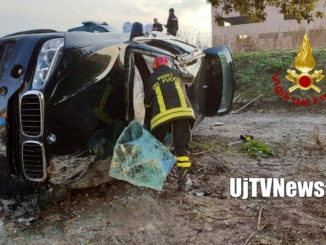 Suv Bmw si ribalta a Pucciarella di Magione, conducente estratto dai Vigili del fuoco