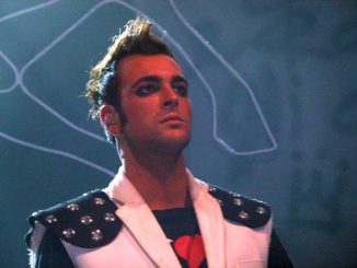 Marco Mengoni arriva al Centro Commerciale Collestrada