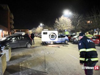 Audi sperona auto polizia, caccia alla banda [LE FOTO]