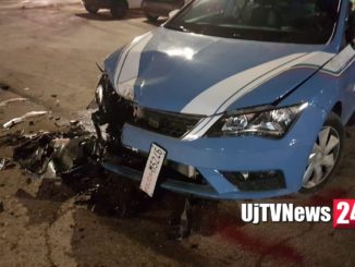 Auto sperona pattuglia polizia, caccia alla banda, spari a Perugia