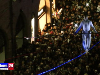 Tutti con il naso all'insù per il funambolo Andrea Loreni