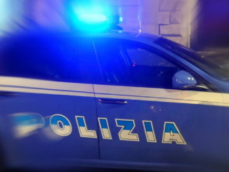 Bimba lasciata sola in macchina mentre sono al night