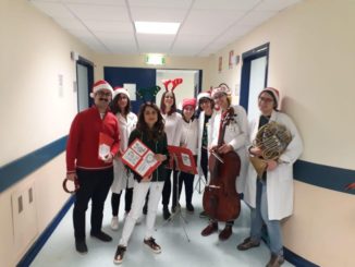 Umanizzazione ospedale studenti medicina cantano per Natale nelle corsie