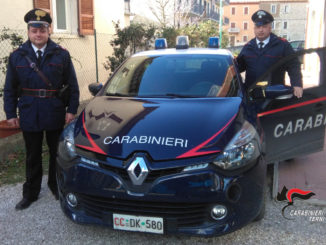 Conducente ha incidente e se la prende con i militari che lo soccorrono