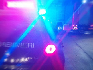Con un monopattino urta passeggino con bimbo dentro, linciato da cinque ragazzi