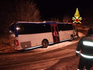 Autobus intraversato a Gubbio a causa neve, autogru per il recupero
