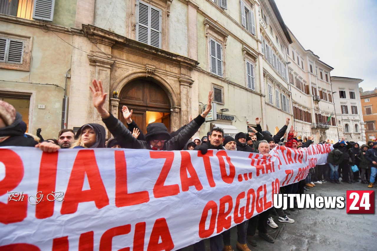 Un mazzo di fiori sotto la curva Nord del Perugia per Leonardo Cenci, Grazie Leo