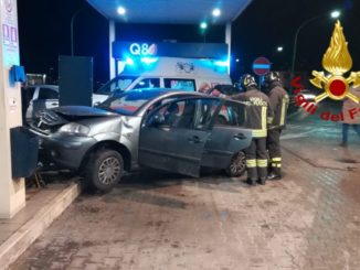 Incidente stradale lungo la quattro corsie, auto finisce dentro distributore