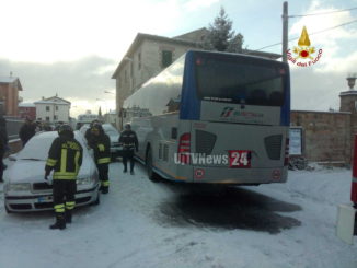 Incidente stradale a Gubbio tra pullman e due vetture, feriti lievi