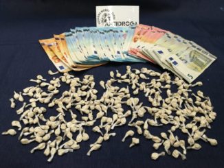 Arrestato spacciatore, in casa aveva 300 dosi di eroina e 2.000 euro in contanti