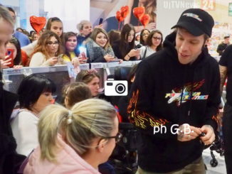 Fedez al Quasar centinaira di giovani, tutti volevano l'autografo