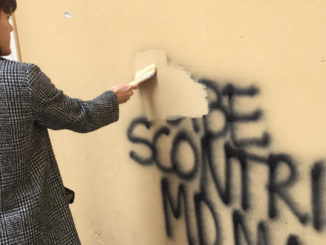Blocco Studentesco ripulisce le scritte contro il ricordo delle foibe
