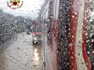 Incidente stradale sulla E45, auto sbanda e finisce contro muro