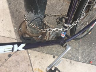 Bici incatenate sui pali di arredo della luce, la reazione di Melasecche