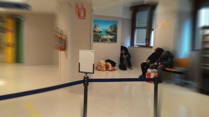 Senza tetto all'ospedale di Perugia, sloggiati dalla polizia di Stato