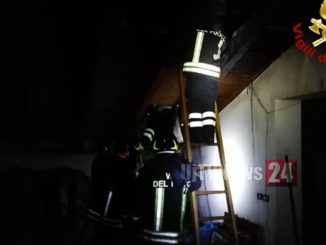 Incendio camino distrugge tetto casa a Gualdo Tadino, nessun ferito