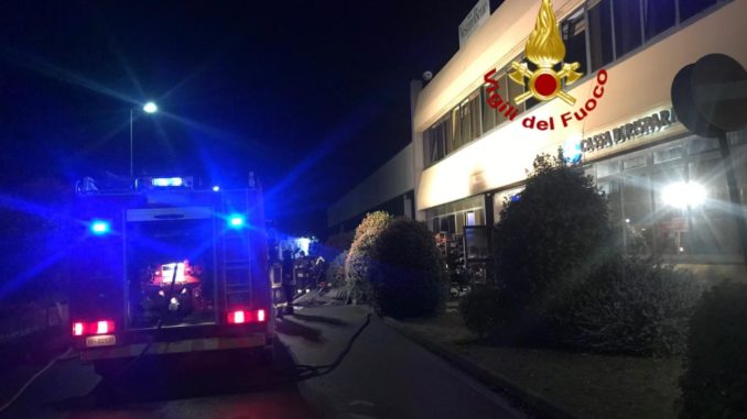 Incendio in negozio di abbigliamento a Todi, ore di lavoro per i vigili del fuoco