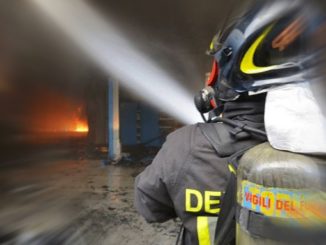 Investito da fiammata mentre accendeva camino, muore 67enne