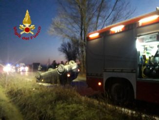 Incidente stradale all'alba auto si ribalta alle porte di Perugia tre in opesale