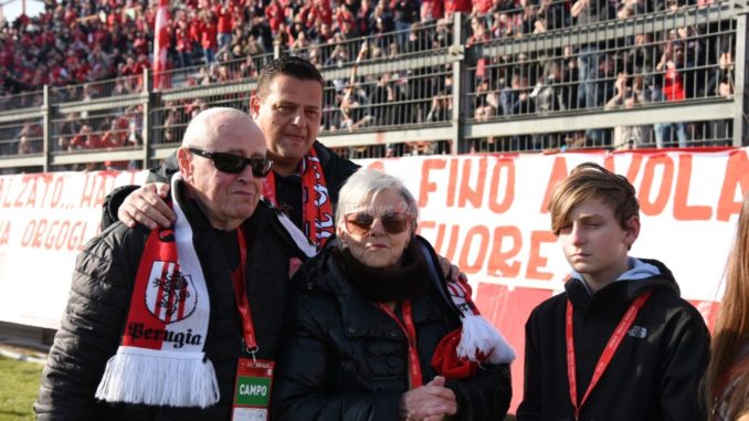 Un mazzo di fiori sotto la curva Nord del Perugia per Leonardo Cenci, Grazie Leo