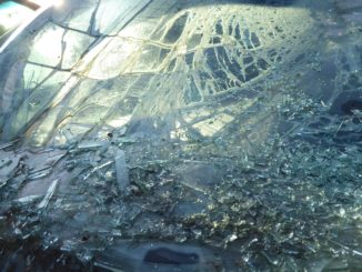 Lancia masso dal sovrappasso di viale Roma a Perugia e colpisce un'auto