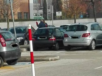 Parcheggiatore violento prende a calci auto pensionata, succede a Foligno
