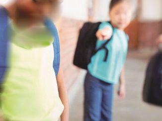 Maestro mette alla finestra bimbo nero, guardate com'è brutto