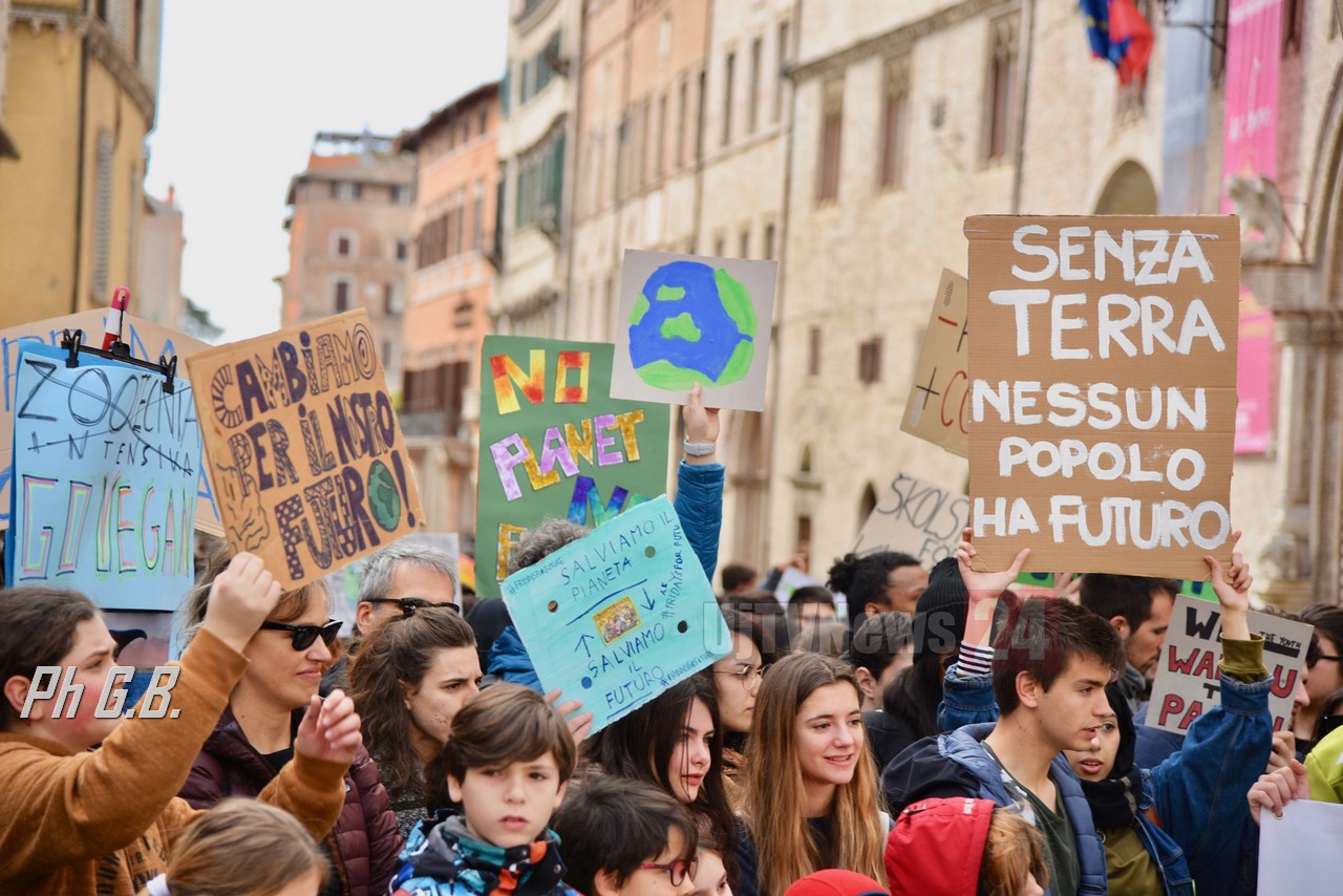 Sciopero globale per clima Fridays for future, Legambiente e non solo, in piazza Perugia