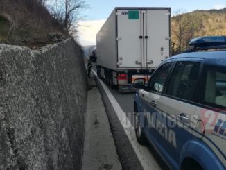 Panico sulla E45, camion contromano, Polizia stradale evita strage