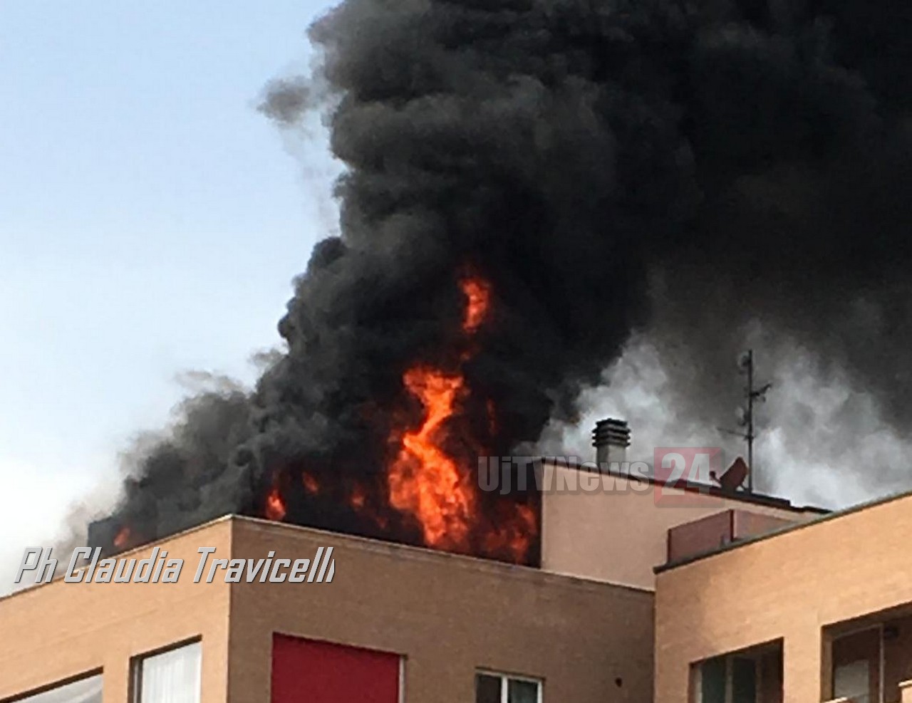 Incendio appartamento a Bastia Umbra, fiamme altissime, panico in città