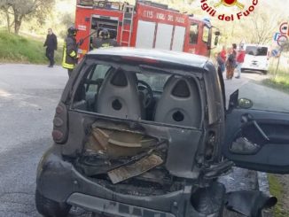 Auto prende a fuoco nei pressi dell'ospedale ad Assisi