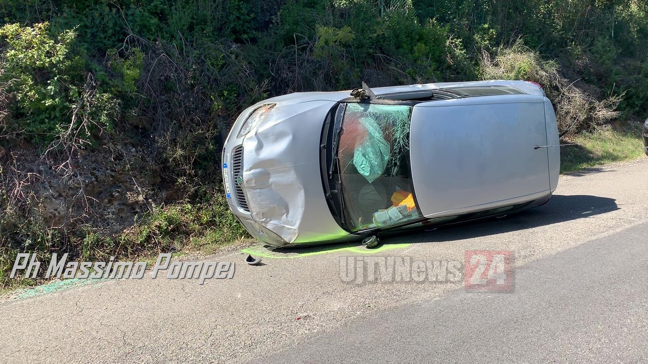 Si ferma per soccorso in un incidente e le rubano il portafoglio