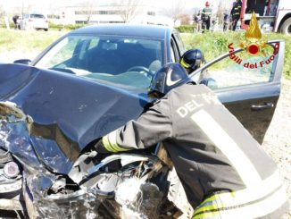 Scontro tra due auto lungo la Flaminia a Spoleto, una finisce fuori strada