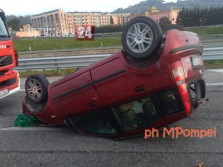 Auto si ribalta sul raccordo, ferito lievemente conducente