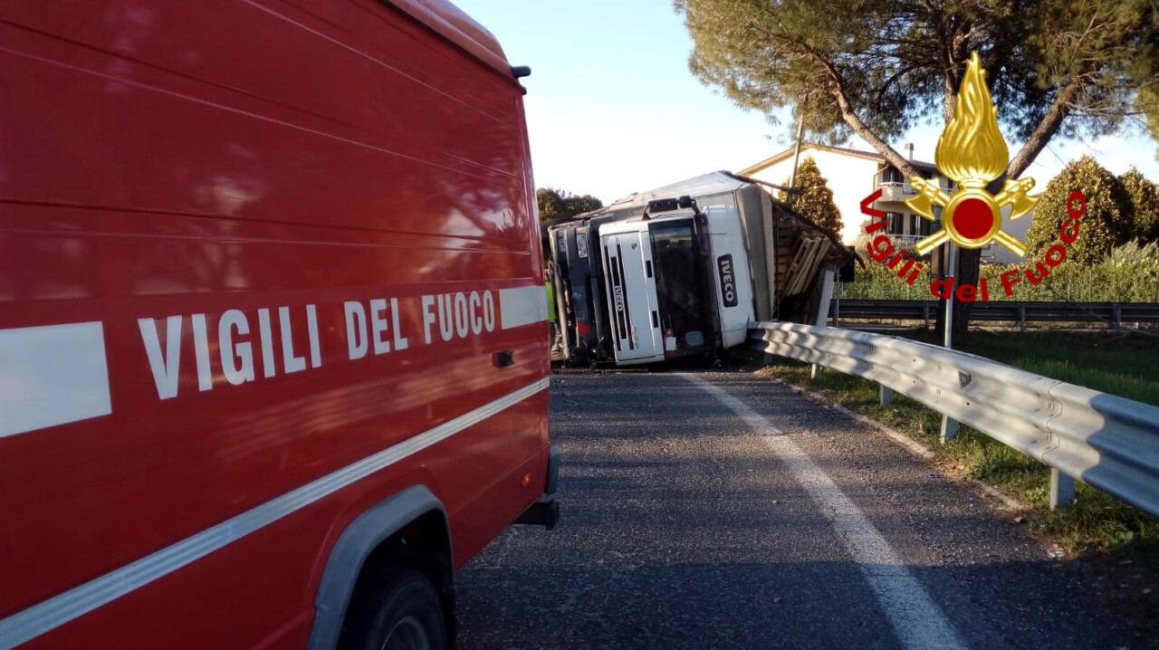 Autotreno si ribalta sulla E45 a Balanzano, autogru per recuperare mezzo