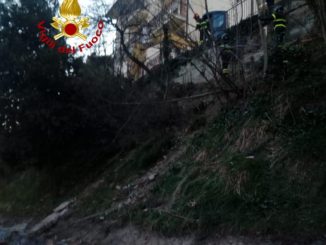 Muro pericolante demolito dai vigili del fuoco a Nocera Umbra