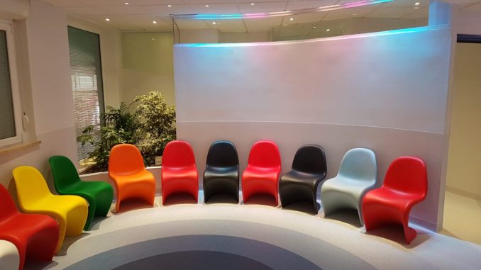 Colori, musica e comfort, ecco la nuova sala d'attesa di radioterapia oncologica