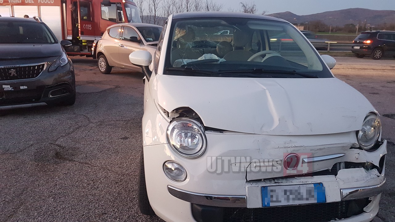 Tamponamento a catena sulla 75 Centrale Umbra, 5 auto coinvolte, 2 feriti