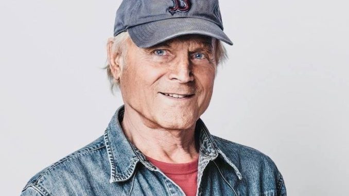 Terence Hill, Don Matteo, compie 80 anni in gran forma