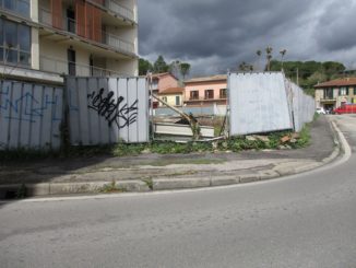 Degrado a Ponte San Giovanni, ancora sfondata recinzione in via Adriatica