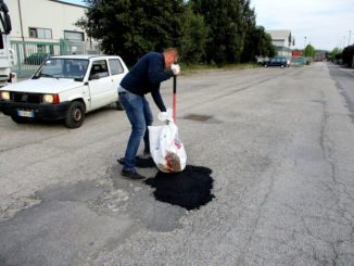 Da solo tappa le buche a Ponte San Giovanni in via Tramontani