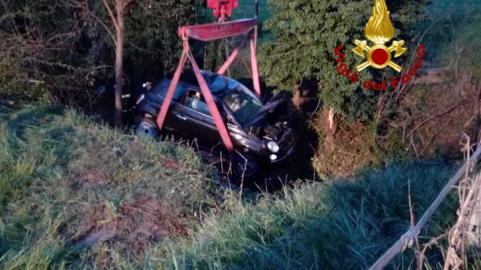 Auto finisce fuori strada in un incidente stradale a Ospedalicchio