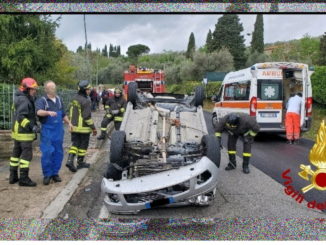 Incidente stradale a Passignano, auto si ribalta, un ferito