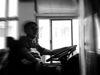 Autista scuolabus in gita minaccia di lasciare a piedi alunni e insegnanti